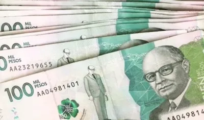 Un fajo de billetes de 100 mil pesos.