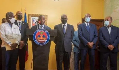 El primer ministro interino de Haití, Claude Joseph, habla, junto al Ministro de Cultura y Comunicación, Pradel Henriquez.