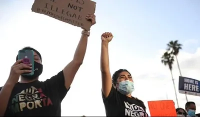 Manifestantes protestan por el fallo del juez de Texas por el caso DACA.