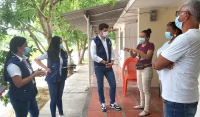 El Defensor Regional Miguel Linero, escuchando a la comunidad.