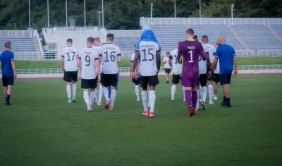 Jordan Torunarigha se retira tras el insulto racista. 