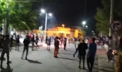 Los jóvenes prendiendo bolas de candela en la plaza de la iglesia. 