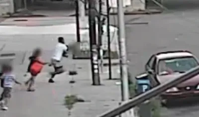 Momento en el que intentó robarse al niño.