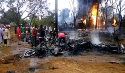  Los habitantes de la zona se acercaron al lugar para extraer el combustible y el vehículo explotó.