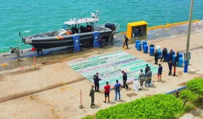 Cargamento de droga recuperado que sujetos en una lancha rápida llevaban a Centroamérica.