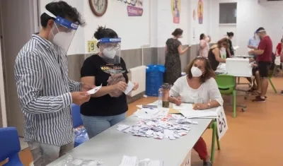 Ciudadanos colombianos votando en el exterior.