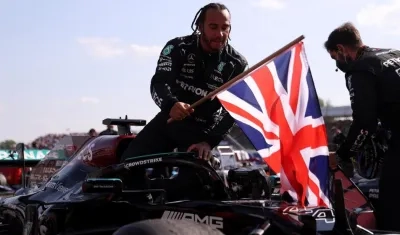 Lewis Hamilton celebra su triunfo. 