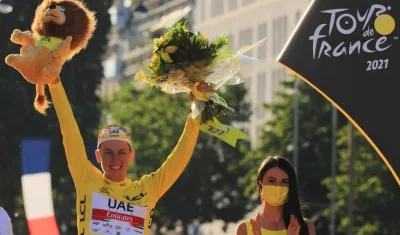 Tadej Pogacar con el trofeo de campeón del Tour. 
