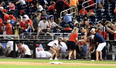 Momento en que los fanáticos buscan refugio. 