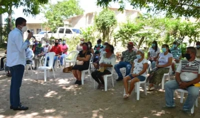 El alcalde Rodolfo Ucrós con los habitantes del barrio Ciudad Caribe IV. 