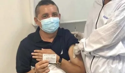 El Alcalde Carlos Higgins Villanueva aplicándose la segunda dosis.