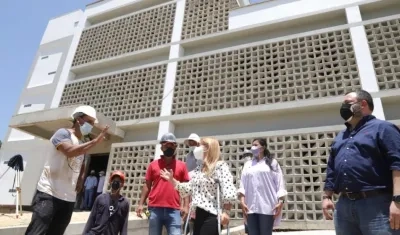 La Gobernadora Elsa Noguera frente a la nueva sede de la Fiscalía en Soledad.