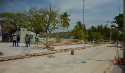 Obras en el camellón en El Rodadero.