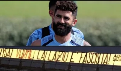 Elseid Hysaj y la bandera que sacaron contra él los hinchas. 