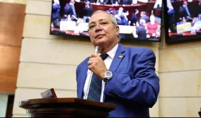 Iván Name Vásquez dirigiéndose al recinto tras su elección.