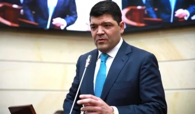 El nuevo presidente del Senado, Juan Diego Gómez, dirigiéndose al recinto tras su elección.