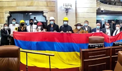 Sectores de oposición con la bandera de Colombia con los colores al revés.