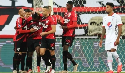Jugadores de Paranaense celebrando ante el América de Cali.