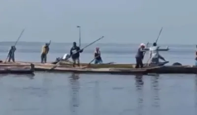 Momento que los pescadores cazaban a la manatí. 