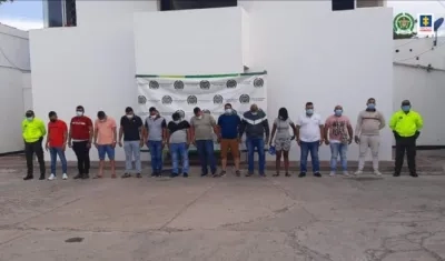 Agentes de la Policía tras ser capturados. 