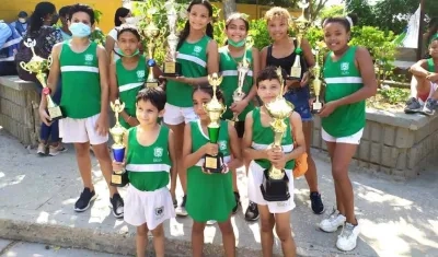 Talentosos galaperos mostrando sus trofeos.