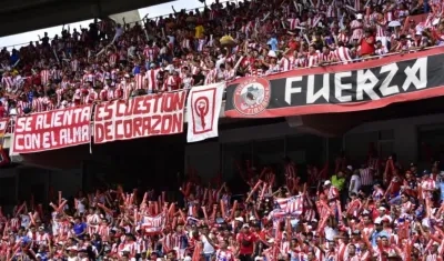 Hinchas de Junior en las gradas. 