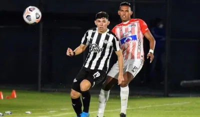 Homer Martínez controlando la llegada del atacante Julio Enciso.