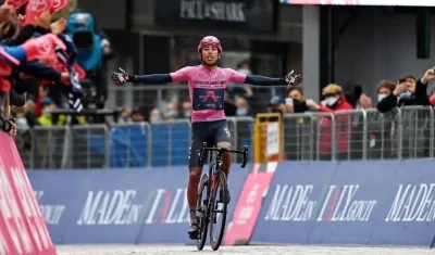 Egan Bernal al ganar la etapa reina del Giro de Italia 2021. 