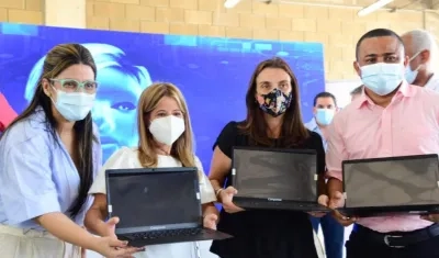 La Gobernación del Atlántico, en alianza con el Ministerio de las TIC, ha entregado un total de 10 mil equipos portátiles este año.
