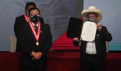 El presidente electo Pedro Castillo muestra sus credenciales.jpg