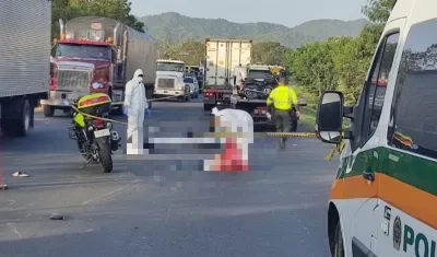 Momento en que la Policía inspeccionaba el lugar del accidente. 