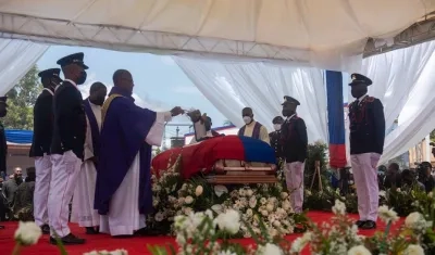  Sacerdotes ofician un acto religioso durante el funeral del presidente haitiano Jovenel Moise durante su funeral hoy, en Cap-Haitien (Haití).