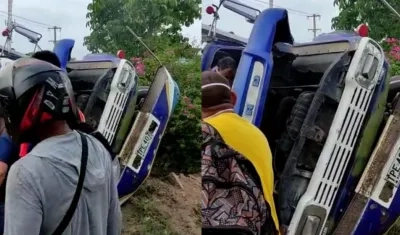 Así quedó la volqueta tras el accidente. 