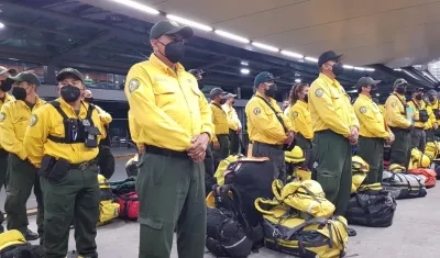  103 bomberos mexicanos llegaron a Canadá para ayudar a sofocar el fuego.