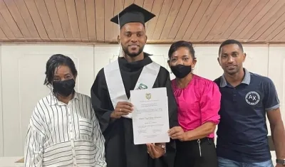 Miguel Ángel Borja recibe el diploma de bachiller acompañado de sus familiares. 