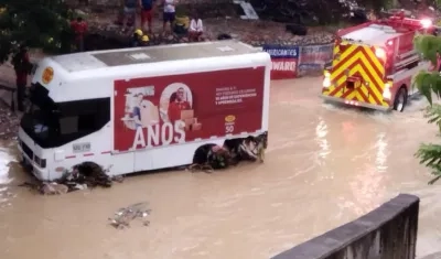 El vehículo tras ser rescatado por el Cuerpo de Bomberos de Soledad.