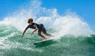 Carlos Muñoz, surfista costarricense. 