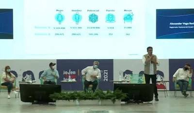 El Registrador Nacional, Alexander Vega Rocha, explicando la logística para la jornada.