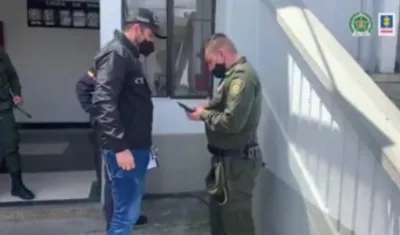Teniente de la Policía Nacional, Yeison Leandro Mejía Vásquez, cuando era capturado. 
