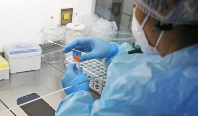 Los laboratorios siguen procesando pruebas de Covid-19.