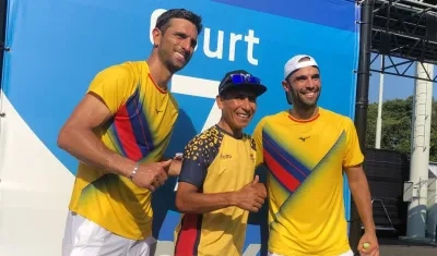 Nairo Quintana posa con los tenistas Robert Farah y Juan Sebastián Cabal. 