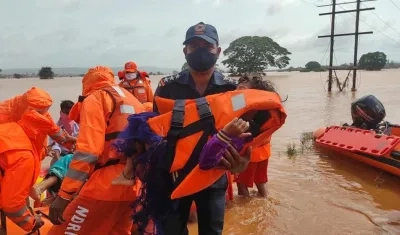 La Armada movilizó siete equipos de socorro para las operaciones de evacuación.