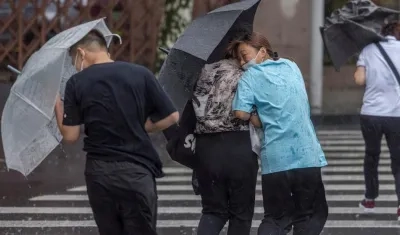 In-fa está desarrollando fuertes lluvias y vientos de más de 38 metros por segundo cerca de su centro.