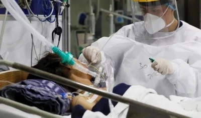 Sigue la atención a pacientes en UCI en Colombia.