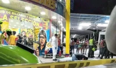 La víctima falleció a las afueras del billar. 