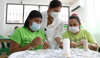 Las internas trabajando en las piezas.