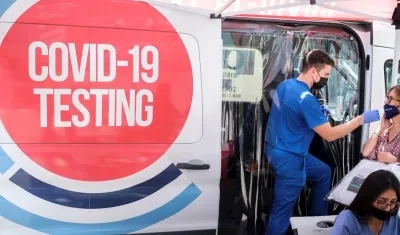 Una mujer se realiza una prueba rápida de Covid-19 en una estación móvil de testeo en Nueva York.