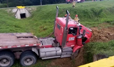 Así quedó la tractomula tras el accidente. 