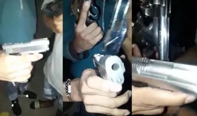 Momento en que los sicarios muestran las armas de fuego. 