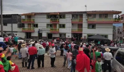 Los desplazados llegando al casco urbano de la población.